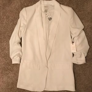 CONTEMPORARY RUCHED SLEEVE WHITE BLAZER